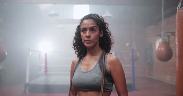 Retrato de una fuerte mujer de raza mixta en el gimnasio de boxeo — Vídeos de Stock