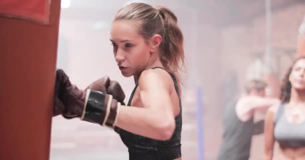 Vrouwelijke trainer in een bokssport klasse — Stockvideo