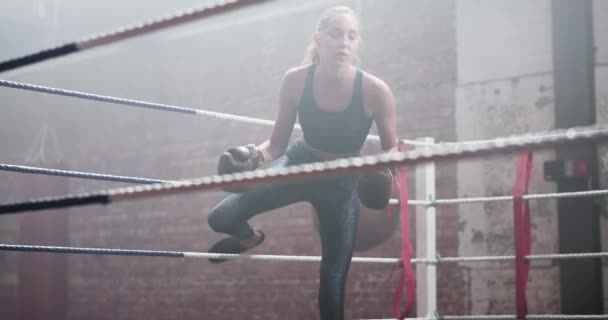 Jong volwassen vrouw bokser stap in de ring — Stockvideo