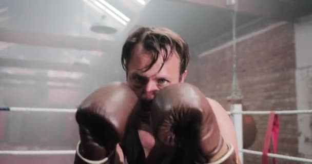 Боксер-мужчина, бьющий в камеру — стоковое видео