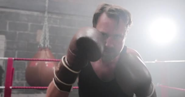 Männlicher Boxer schlägt vor Kamera zu — Stockvideo