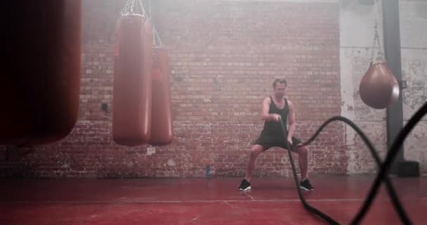 Erwachsene Männer trainieren mit Kampfleinen — Stockvideo