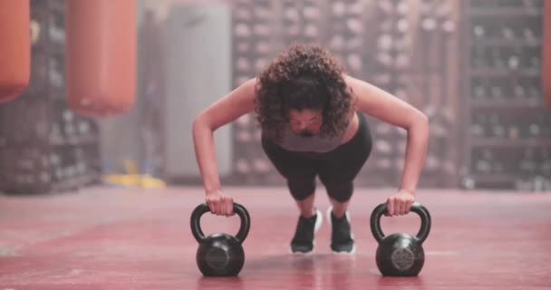 Yetişkin bir kadın spor salonunda halterli şınav çekiyor. — Stok video