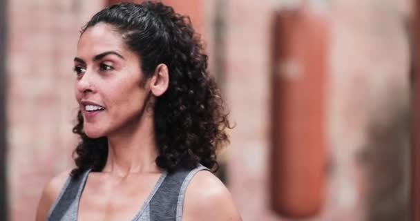 Retrato de una fuerte mujer de raza mixta en el gimnasio de boxeo — Vídeos de Stock