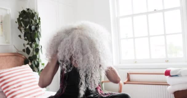 Mulher adulta idosa de raça mista com cabelos afro naturais cinzentos — Vídeo de Stock