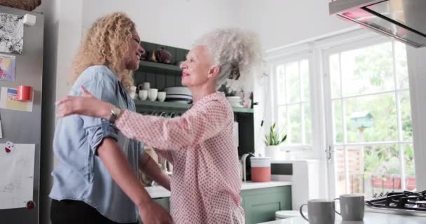 Äldre vuxen kvinna kramar dotter — Stockvideo