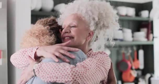 Närbild äldre vuxen kvinna kramar dotter — Stockvideo
