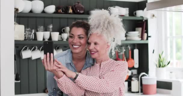 Senior volwassen vrouw met dochter het nemen van een selfie — Stockvideo