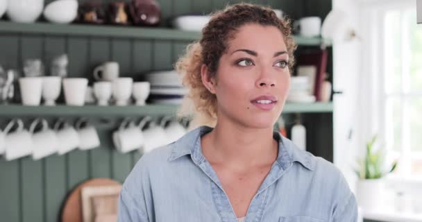 Karışık ırk portresi evde yetişkin bir kadın — Stok video