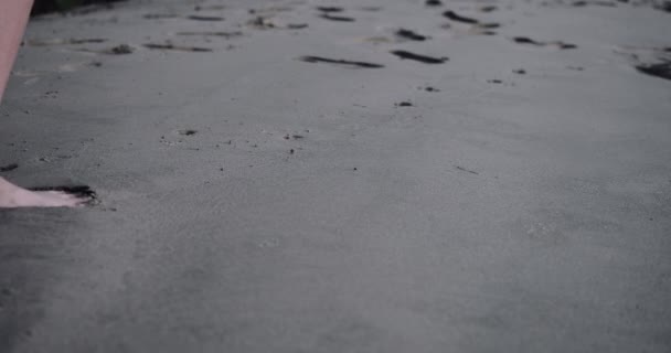 Cierre de pies corriendo en la playa en arena — Vídeos de Stock