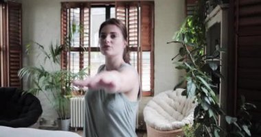 Genç yetişkin kadın yoga yapıyor.