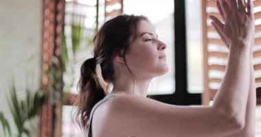 Genç yetişkin kadın yoga yapıyor.