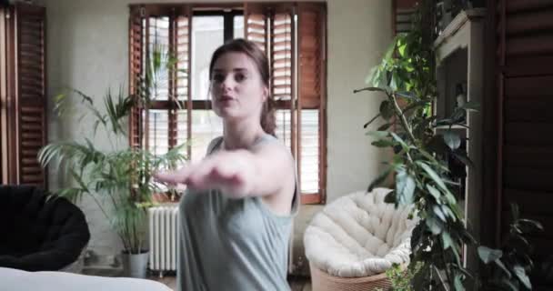 Jeune femme adulte pratiquant le yoga — Video