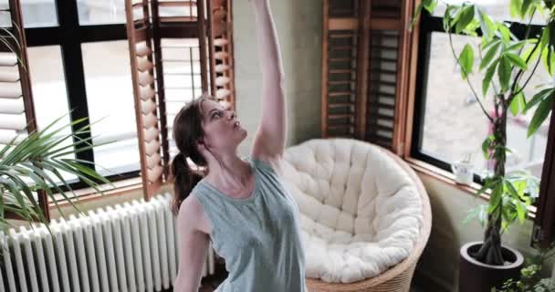 Молода доросла жінка практикує йогу — стокове відео
