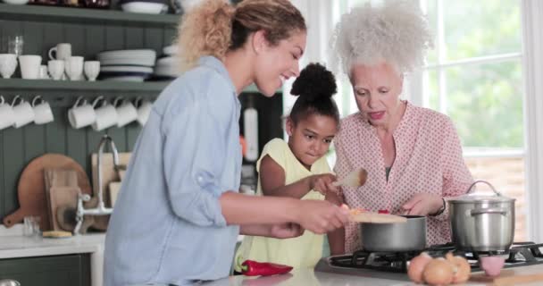 Tres generaciones de familias cocinando juntas una comida — Vídeos de Stock