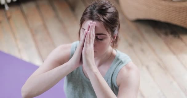 Boven schot van jonge volwassen vrouw het beoefenen van yoga — Stockvideo