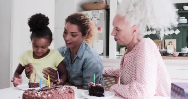 세 세대의 가족 이 함께 생일을 축하하다 — 비디오