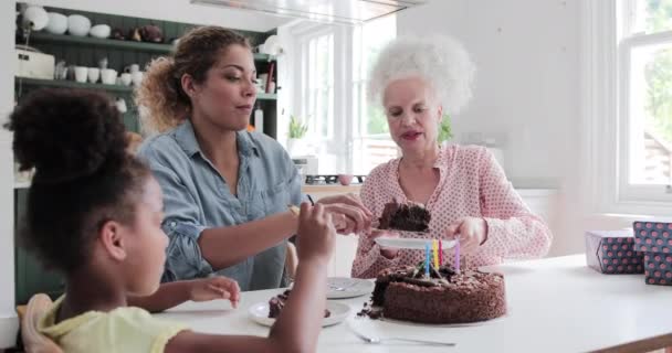 Drie generaties familie die samen een verjaardag vieren — Stockvideo