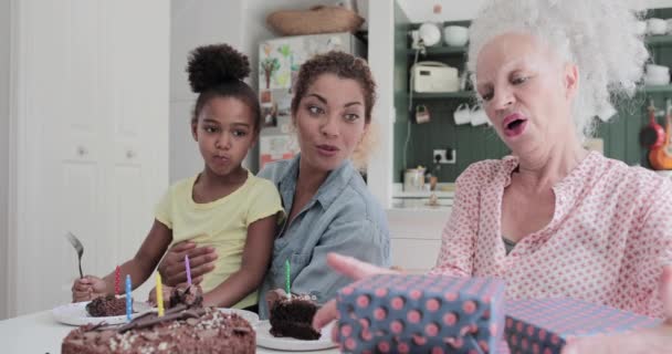 Drei Generationen der Familie feiern gemeinsam Geburtstag — Stockvideo