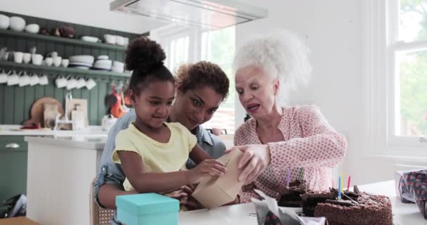 Drie generaties familie die samen een verjaardag vieren — Stockvideo