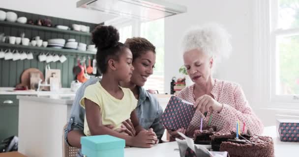 Drie generaties familie die samen een verjaardag vieren — Stockvideo