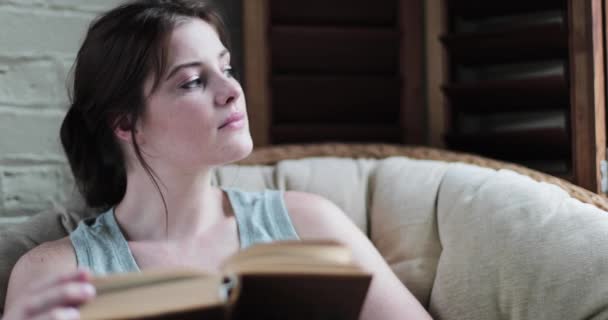 Close-up jong volwassen vrouw het lezen van een boek — Stockvideo