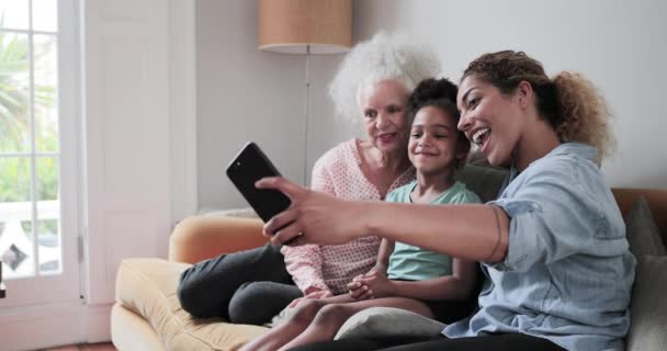Tre generazioni di famiglia che prendono un selfie — Video Stock