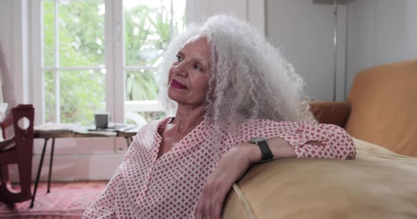 Porträtt av blandras äldre vuxen kvinna hemma — Stockvideo