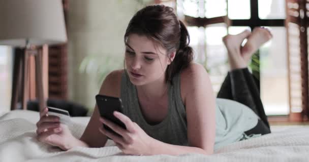 Молоді дорослі жіночі покупки на смартфоні — стокове відео