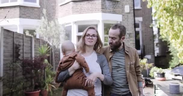 Familia que entra en el jardín — Vídeos de Stock