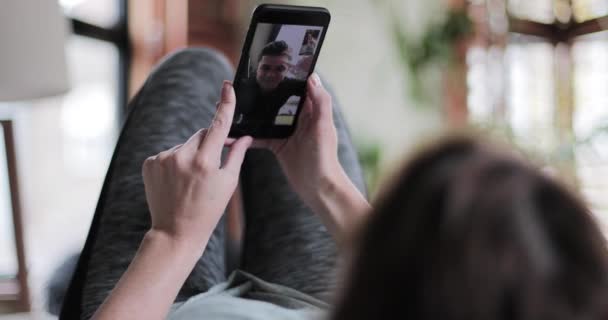 Girlfriend en videocall para novio — Vídeo de stock