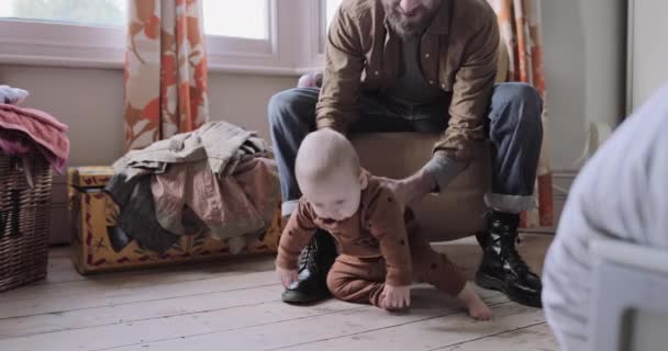 Bayi melakukan langkah pertama dengan bantuan dari ayah — Stok Video
