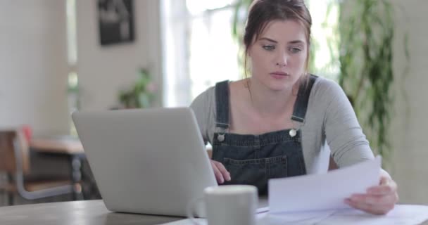 Młoda dorosła kobieta bankowość online — Wideo stockowe