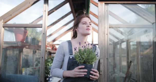 Portret van jonge volwassen vrouwelijke tuinman — Stockvideo