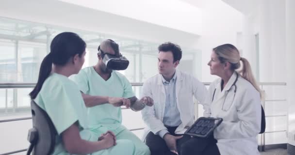 Медицинские специалисты, практикующие технологии виртуальной реальности — стоковое видео