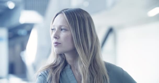 Numérisation de l'identité féminine au bureau avec technologie de reconnaissance faciale 