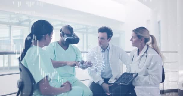 Ιατρικοί επαγγελματίες εξασκούμενοι με τεχνολογία εικονικής πραγματικότητας — Αρχείο Βίντεο