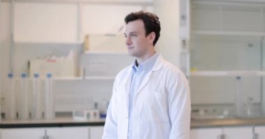 Yüz tanıma teknolojisi hastanedeki erkek doktorun kimliğini tarıyor.