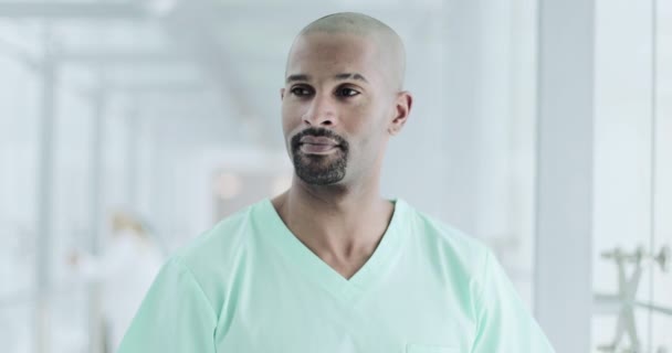 Gezichtsherkenning technologie scannen identiteit van mannelijke verpleegkundige in het ziekenhuis — Stockvideo