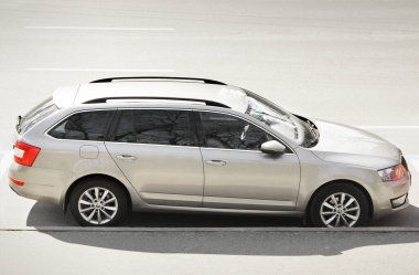 Chernihiv, Ukrayna - 31 Mart 2020: Araba Skoda Octavia şehirde park halinde.