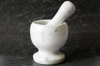 Stupa - ezmek ve öğütmek için bir araç. Siyah arka planda beyaz tabaklar