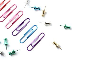 Beyaz arka planda ataçlar. Kırtasiye malzemeleri. Arkaplan.