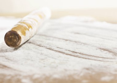 Un üzerinde yuvarlanan mutfak broşu. Geçmişi. Yemek yapmak için.