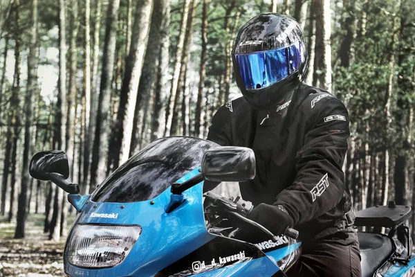 Chernihiv Ucrânia Abril 2020 Motociclista Uma Motocicleta Kawasaki Fundo Florestal — Fotografia de Stock