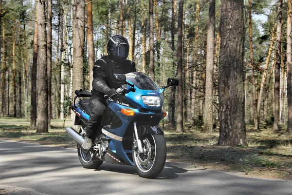 Tschernihiw Ukraine April 2020 Ein Motorradfahrer Auf Einem Kawasaki Motorrad — Stockfoto