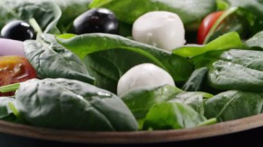Çeri domates ve mozzarella taze salatanın içine düşüp zıplıyorlar. Vejetaryen yemekleri, organik yiyecekler. Lezzetli salata. Ağır çekim. Tam HD 240 fps