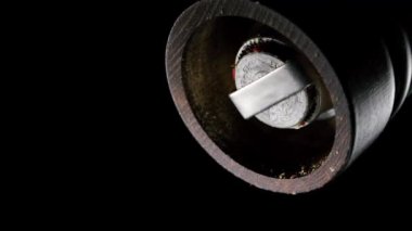 Biber karıştırıcı yakın çekim. Yavaş çekimde biber öğütüyor ve düşüyor. Biber kutusu.