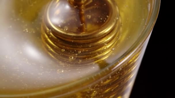 黄金蜂蜜调酒师在罐子里 蜂蜜滴着 慢动作地流动着 靠近点4K — 图库视频影像