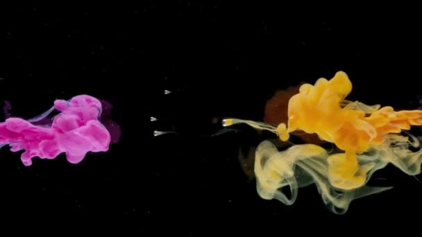 Roze Gele Inkt Verf Druppels Het Water Mengen Langzame Beweging — Stockvideo