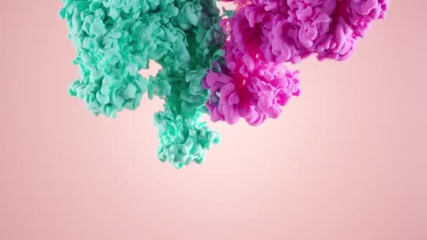 Kleurrijke Inktwolken Botsen Onder Water Een Naakte Roze Achtergrond — Stockvideo
